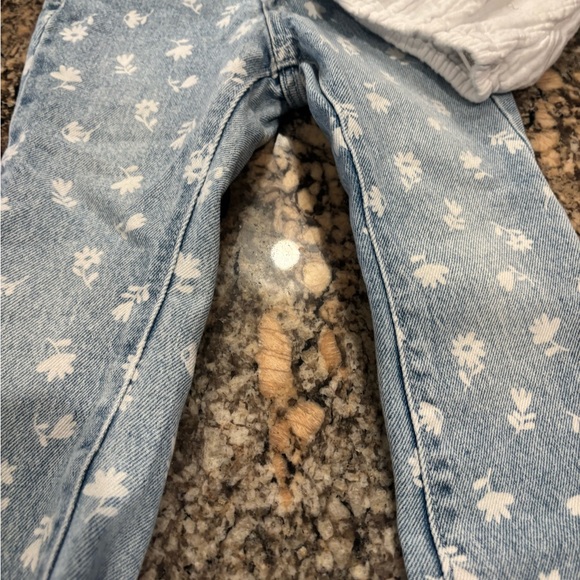 Floral Print Blue Jeans with White Top - Picture 4 of 4